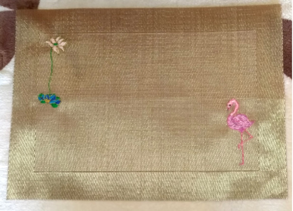 フラミンゴと蓮の花の手刺繍ランチョンマット 2枚目の画像