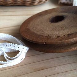 フランスのアンティーク木製糸巻きとアンティークレースのセット 4枚目の画像