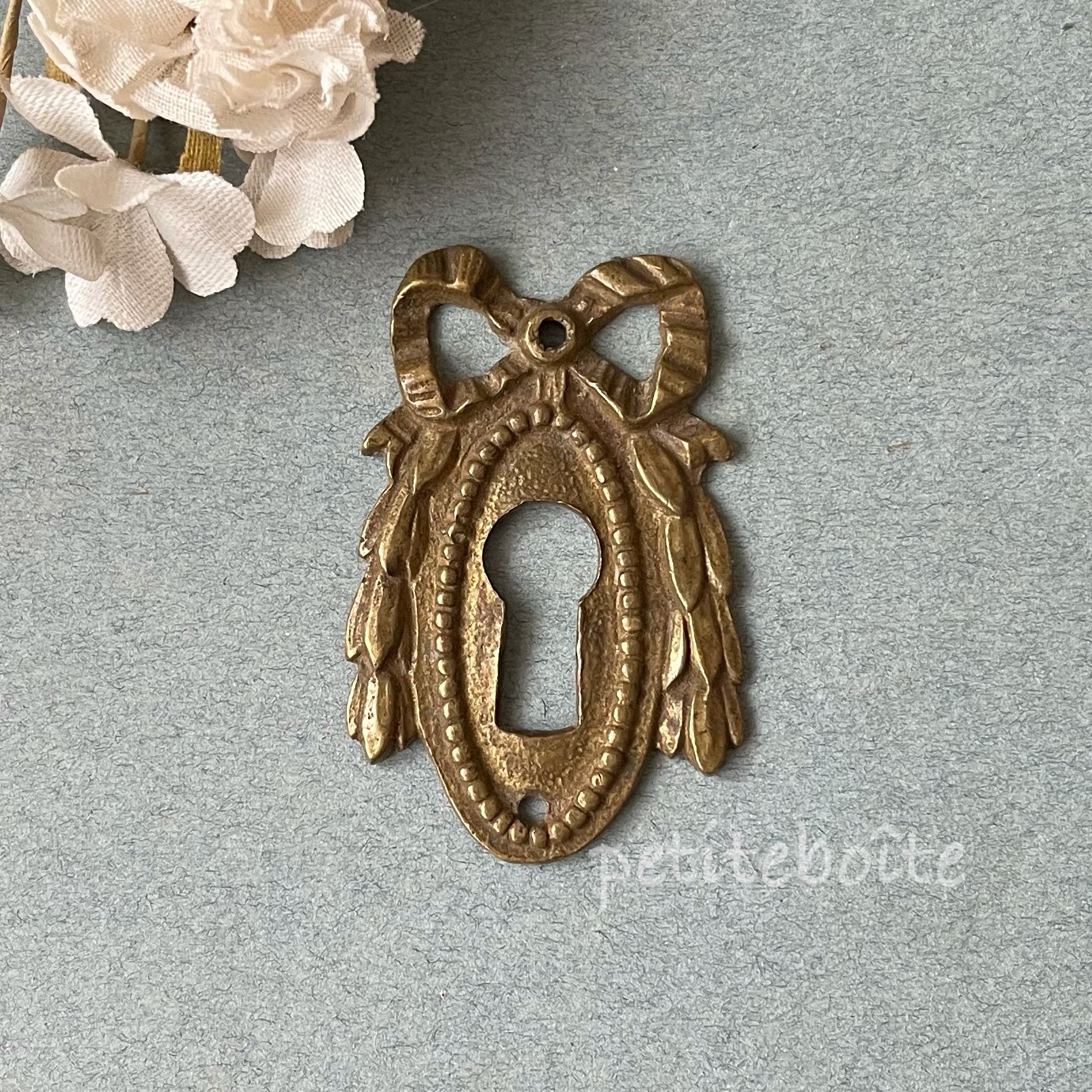 フランスのアンティーク鍵穴装飾プレート DIYパーツ petiteboite