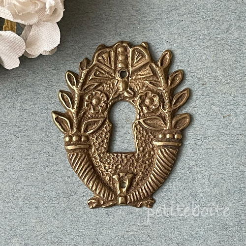 フランスのアンティーク鍵穴装飾プレート・お花 DIYパーツ