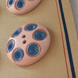 ヴィンテージウッドボタン・ピンクにブルーのドット 3枚目の画像