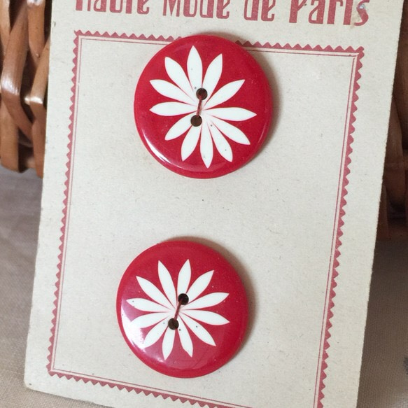 フランスのヴィンテージボタンシート・赤に白いお花 2枚目の画像