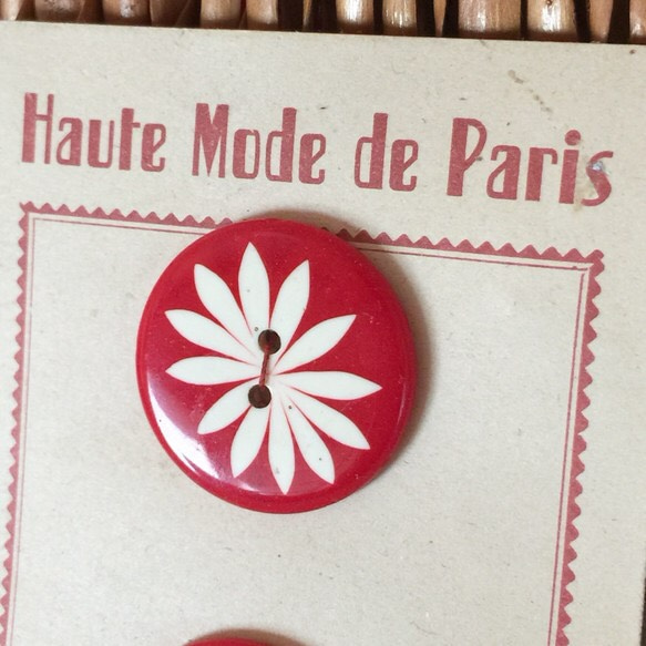 フランスのヴィンテージボタンシート・赤に白いお花 3枚目の画像