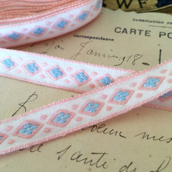 フランスのヴィンテージ刺繍リボン・白に優しいピンクとブルー50cm 1枚目の画像