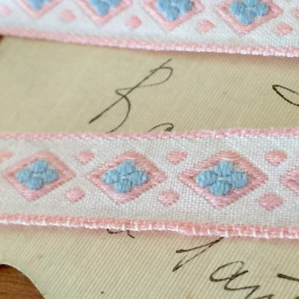 フランスのヴィンテージ刺繍リボン・白に優しいピンクとブルー50cm 2枚目の画像