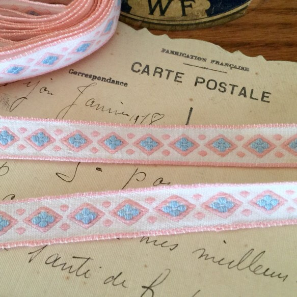 フランスのヴィンテージ刺繍リボン・白に優しいピンクとブルー50cm 3枚目の画像
