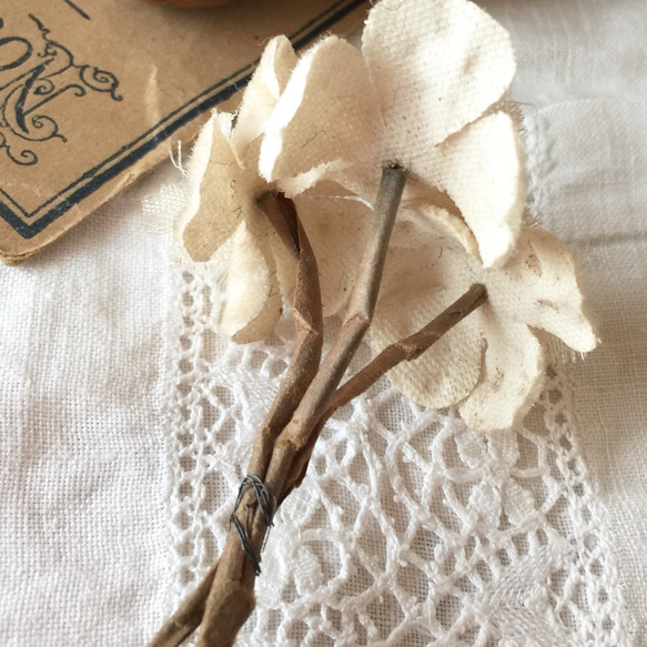 フランスの古い布花・ベルベットベージュお花のブーケ 5枚目の画像