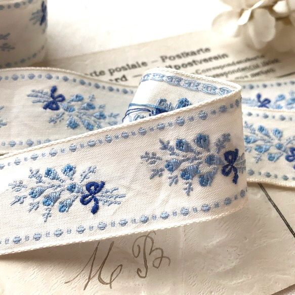 ヴィンテージ刺繍リボン・優しいブルーのお花のブーケ50cm 2枚目の画像