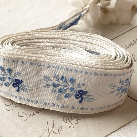 ヴィンテージ刺繍リボン・優しいブルーのお花のブーケ50cm 5枚目の画像