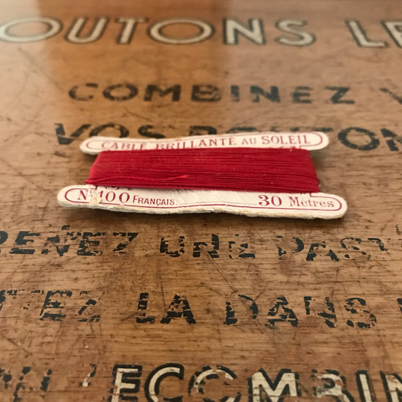 フランスのアンティーク糸巻き・赤 4枚目の画像