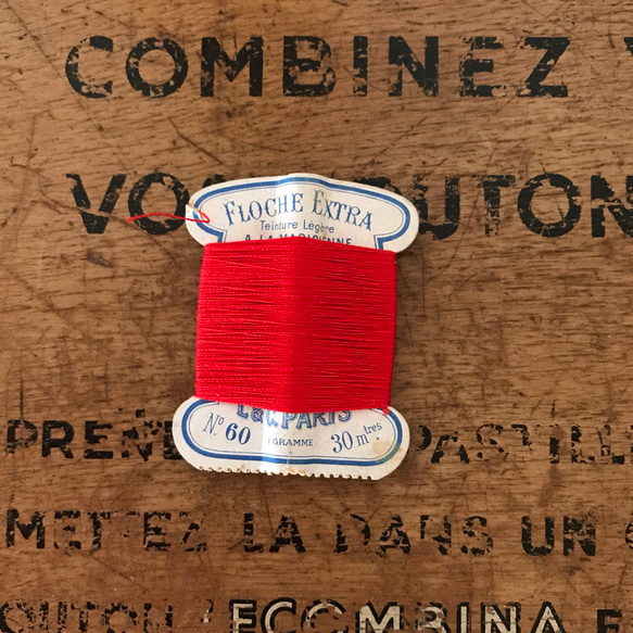 フランスのアンティーク糸巻き・赤 1枚目の画像