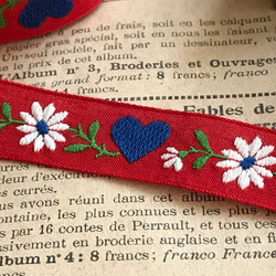 フランスのヴィンテージ刺繍リボン・赤に青のハートと白いお花 50cm 2枚目の画像