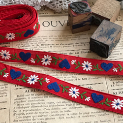 フランスのヴィンテージ刺繍リボン・赤に青のハートと白いお花 50cm 3枚目の画像