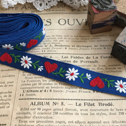 フランスのヴィンテージ刺繍リボン・青に赤のハートと白いお花 50cm 1枚目の画像