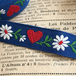 フランスのヴィンテージ刺繍リボン・青に赤のハートと白いお花 50cm 2枚目の画像