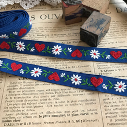 フランスのヴィンテージ刺繍リボン・青に赤のハートと白いお花 50cm 3枚目の画像