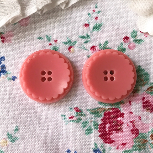ヴィンテージボタン・濃いピンクお花ボタン2個セット 1枚目の画像