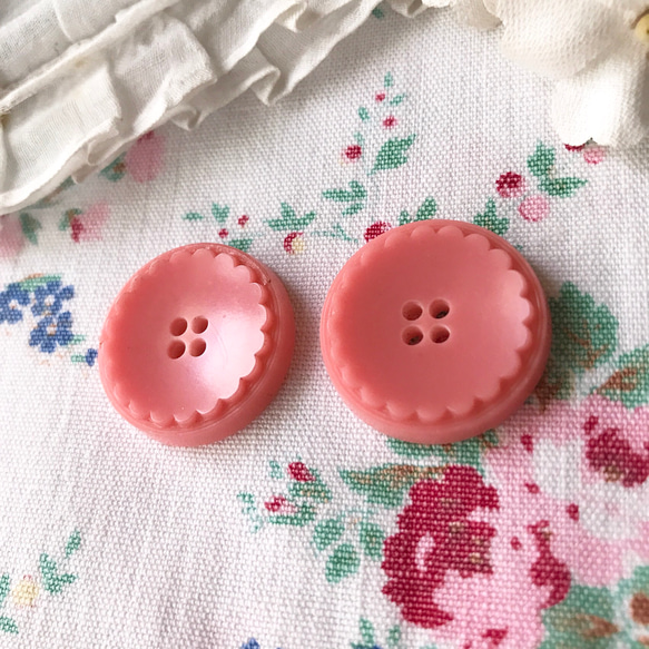 ヴィンテージボタン・濃いピンクお花ボタン2個セット 2枚目の画像