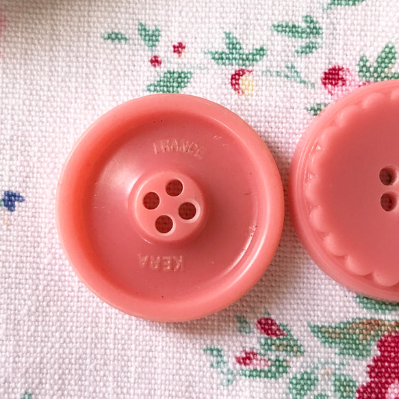 ヴィンテージボタン・濃いピンクお花ボタン2個セット 4枚目の画像