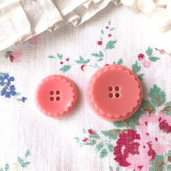ヴィンテージボタン・濃いピンク小さなお花ボタン2個セット 5枚目の画像