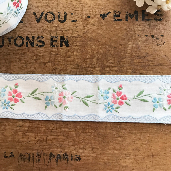 フランスのヴィンテージ刺繍リボン・水色とピンクのお花グラデーション 50cm 3枚目の画像