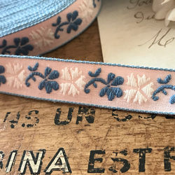 フランスのヴィンテージ刺繍リボン・優しいピンクにブルーと白のお花 50cm 2枚目の画像