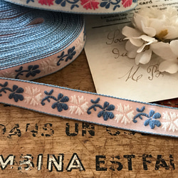 フランスのヴィンテージ刺繍リボン・優しいピンクにブルーと白のお花 50cm 3枚目の画像
