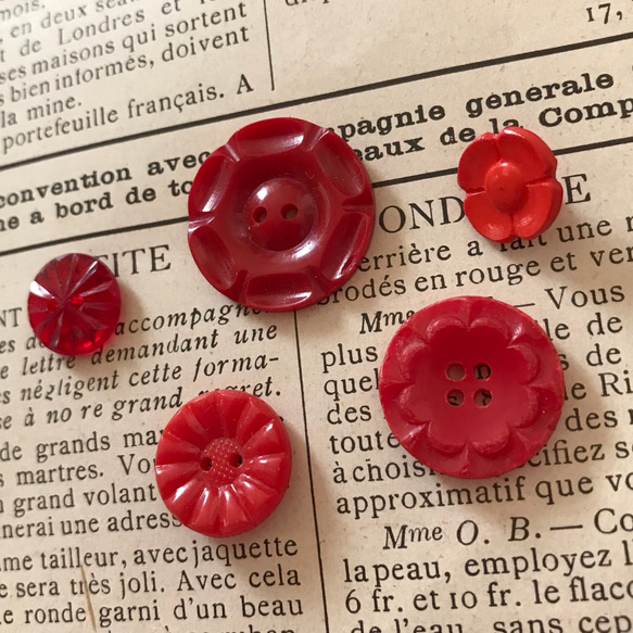 フランスのヴィンテージボタン5個セット・赤 2枚目の画像