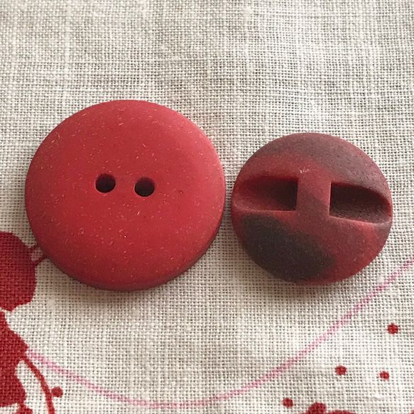 ヴィンテージボタン・赤系ボタン2個セット 5枚目の画像