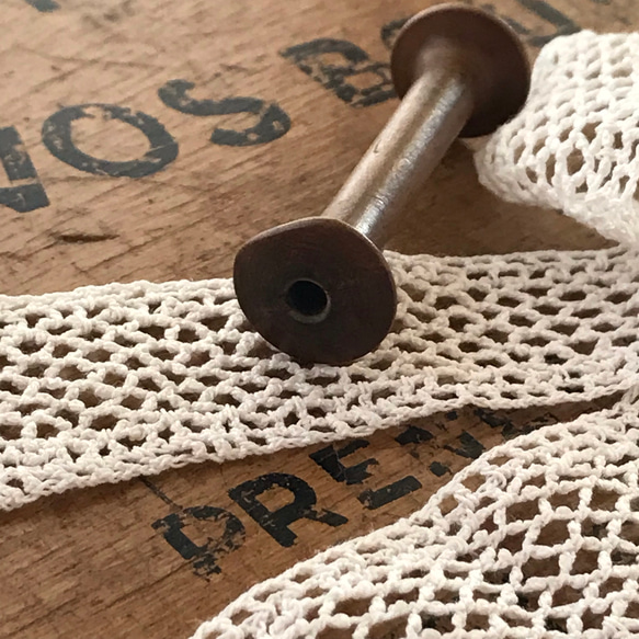 フランスのアンティーク木製小さな糸まきとアンティークレースのセット② 3枚目の画像