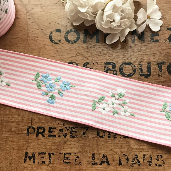 フランスのヴィンテージ刺繍リボン・ピンクのストライプに水色と白のお花 50cm 1枚目の画像