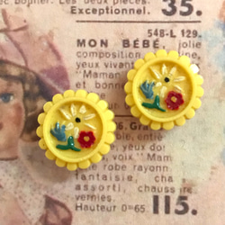 フランスのヴィンテージボタン・黄色に白と赤と青のお花 1枚目の画像