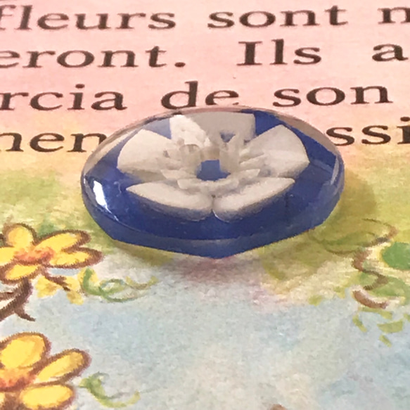 ヴィンテージボタン・青に白いお花のルーサイト 3枚目の画像