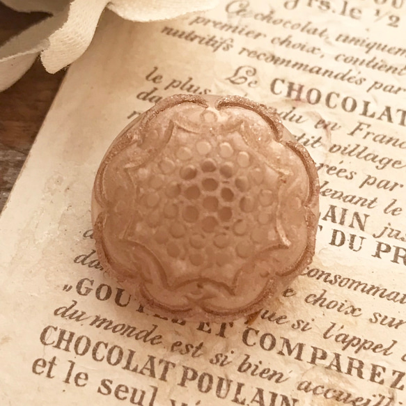 フランスのヴィンテージボタン・濃いベージュのお花模様 2枚目の画像