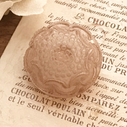 フランスのヴィンテージボタン・薄いベージュのお花模様(大) 2枚目の画像