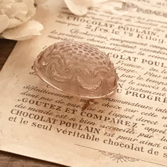フランスのヴィンテージボタン・薄いベージュのお花模様(大) 4枚目の画像