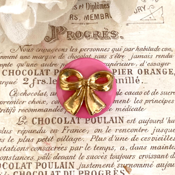 フランスのヴィンテージボタン・ピンクにゴールドのリボン 1枚目の画像