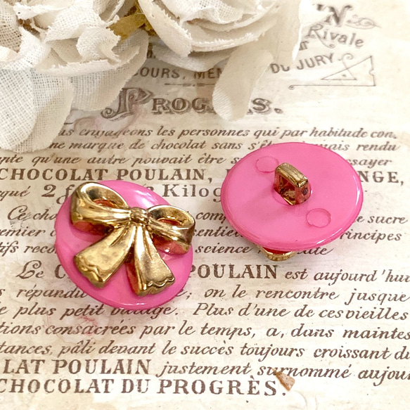 フランスのヴィンテージボタン・ピンクにゴールドのリボン 3枚目の画像