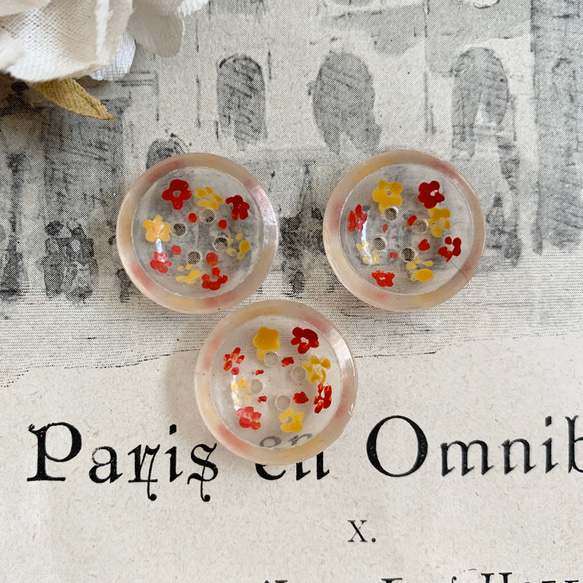 フランスのヴィンテージボタン・透明に赤と黄色のお花 1枚目の画像