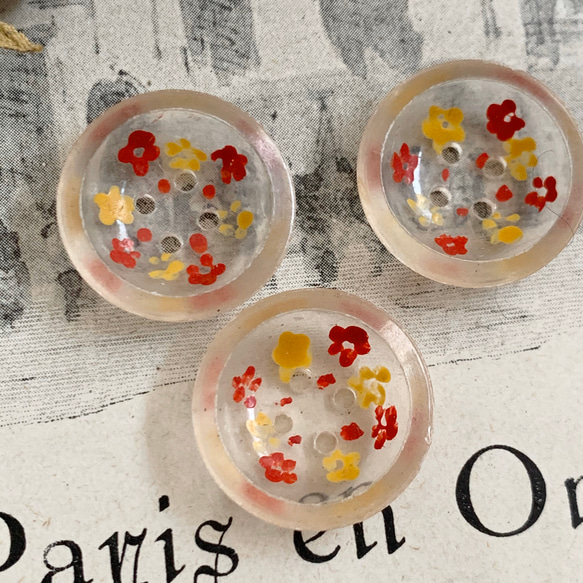 フランスのヴィンテージボタン・透明に赤と黄色のお花 2枚目の画像