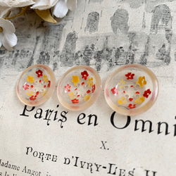 フランスのヴィンテージボタン・透明に赤と黄色のお花 5枚目の画像