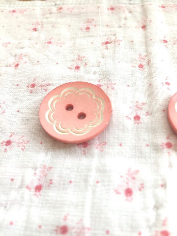 フランスのヴィンテージボタン・ピンクお花2個セット 3枚目の画像