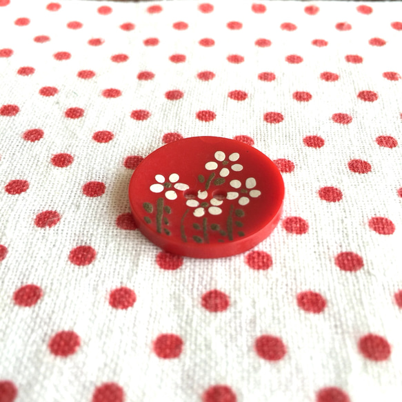 フランスのヴィンテージボタン・赤にお花 2枚目の画像