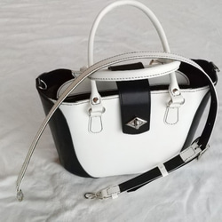Ka様ご注文のトートバッグ（ショルダーベルト付き、白＆黒色） 1枚目の画像