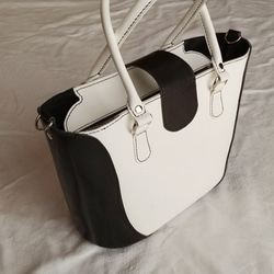 Ka様ご注文のトートバッグ（ショルダーベルト付き、白＆黒色） 2枚目の画像