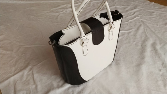 Ka様ご注文のトートバッグ（ショルダーベルト付き、白＆黒色） 2枚目の画像