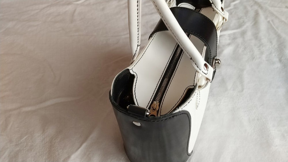 Ka様ご注文のトートバッグ（ショルダーベルト付き、白＆黒色） 3枚目の画像