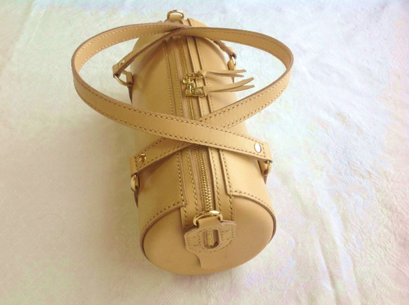 [受注制作]直径１２cmヌメ革円筒バッグ（ショルダーベルト付き、ベージュ＆各種色） 3枚目の画像