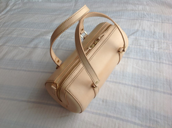 Ha様ご注文の円筒バッグ（14㎝直径、ヌメ革ナチュラル、ショルダーベルト付き） 2枚目の画像
