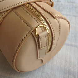 Ha様ご注文の円筒バッグ（14㎝直径、ヌメ革ナチュラル、ショルダーベルト付き） 4枚目の画像